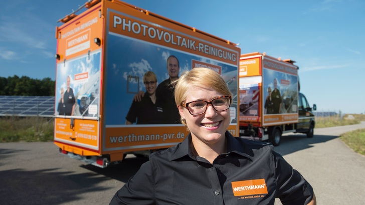 Zur Reinigung von Solaranlagen bietet Werthmann Franchise den Einstieg ins eigene Unternehmen.