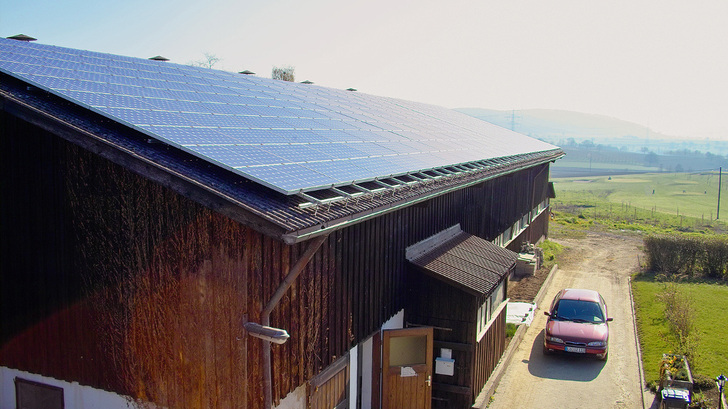 Viele Landwirte gehören zu den Investoren in die Photovoltaik der ersten Stunde. Sie brauchen denmächst einen Plan, was mit dem Generator passieren soll. - © Fraunhofer ISE/triolog
