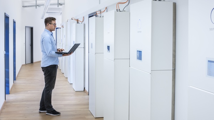 Ein aktueller Leitfaden für Unternehmen informiert über die Einbindung von Speichern ins betriebliche Energiesystem. - © Sonnen
 Ein aktueller Leitfaden für Unternehmen informiert über die Einbindung von Speichern ins betriebliche Energiesystem.
