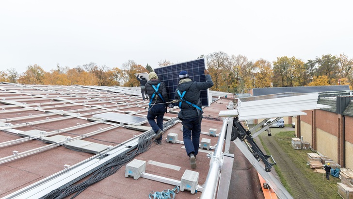 Eine ballastierte Aufdachanlage auf dem Wasserwerk in Berlin Wannsee bereitet Strom zur Trinkwasseraufbereitung. - © Berliner Stadtwerke/Reiner Freese
