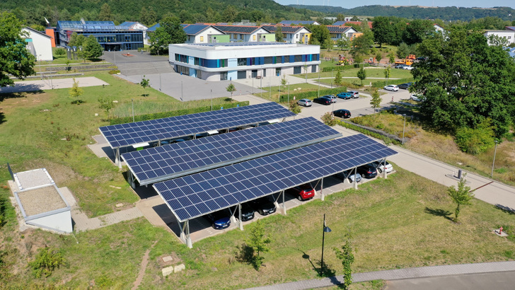 Mit den drei Carports in Birkenfeld will die Hochschule Trier beweißen, dass Elektromobilität gerade im ländlichen Raum ein Erfolgsmodell sein kann. - © IBC Solar
