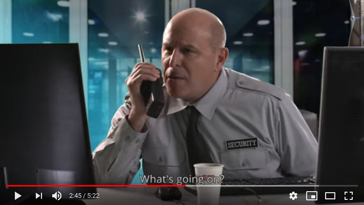 Screenshot aus dem Video: Plötzlich kommt Leben in die Bude.