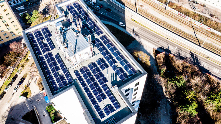 So sollen in Zukunft die Dächer der Neubauten in Wien aussehen: Eine große Photovoltaikanlage, die wie hier Elektroheizstäbe im Keller des Hauses versorgt. - © MyPV
