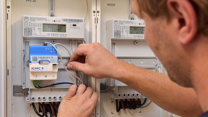Installation eines Gateways in einer Mieterstromanlage der Thüga in Hermsdorf.