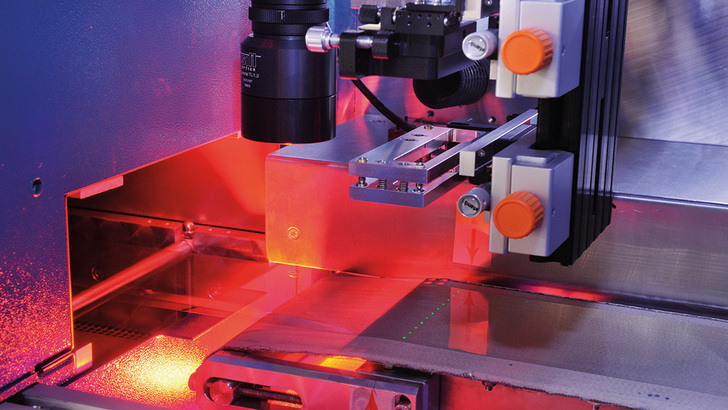 Mit extrem kurzen Laserpulsen bearbeiten die Forscher die Solarfolien, während das Band weiterläuft. Die Herausforderung ist, die anderen organischen Halbleiterschichten dabei nicht zu beschädigen. - © Fraunhofer ILT
 Mit extrem kurzen Laserpulsen bearbeiten die Forscher die Solarfolien, während das Band weiterläuft. Die Herausforderung ist, die anderen organischen Halbleiterschichten dabei nicht zu beschädigen.