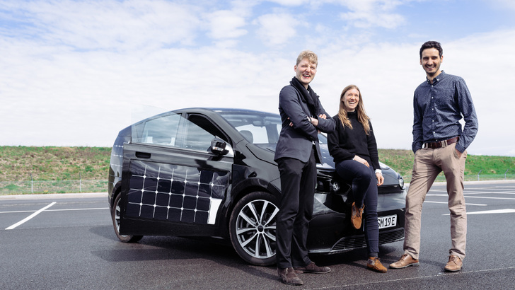 Die drei Gründer von Sono Motors vor dem Sion.