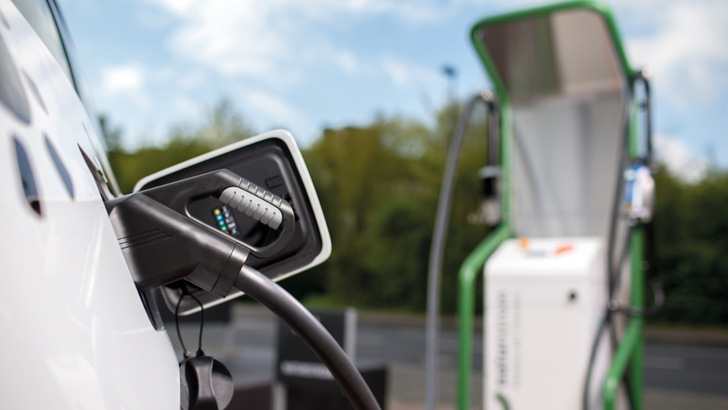 Die Zahl der öffentlich zugänglichen Ladesäulen wird immer größer. Das gilt als eine der Voraussetzungen für den Zuwachs an Elektroautos. - © Naturstrom
