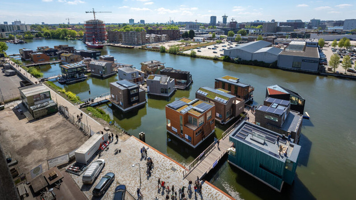 Die schwimmen Häuser sind über ein inteligentes Netz miteinander verbunden. Das Gehirn ist ein Energiemanagement, dass das Quartier wie ein Gesamtsystem versorgt.