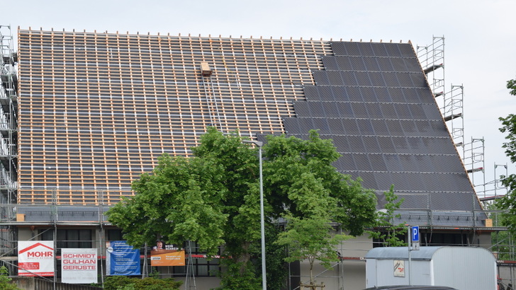 Die solare Energiewende der Unionsparteien bleibt unfertig und unerledigt. Ganz anders dieses Solardach: Mittlerweile ist es komplett eingedeckt und stromt ordentlich. - © Solarwatt
