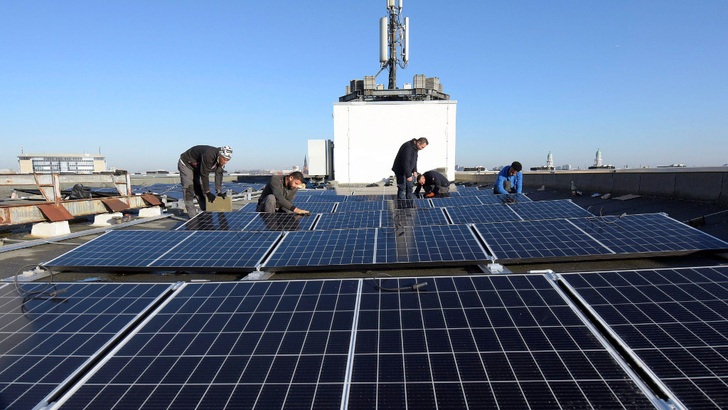 In luftiger Höhe haben die Installateure die Hochleistungsmodule auf dem ND-Gebäude montiert.