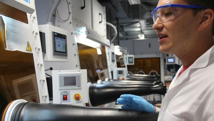 Entwicklung von leistungsstarken Tandemzellen aus Siliziumsubstrat und Perowskitzellen am Helmholtz-Zentrum in Berlin.