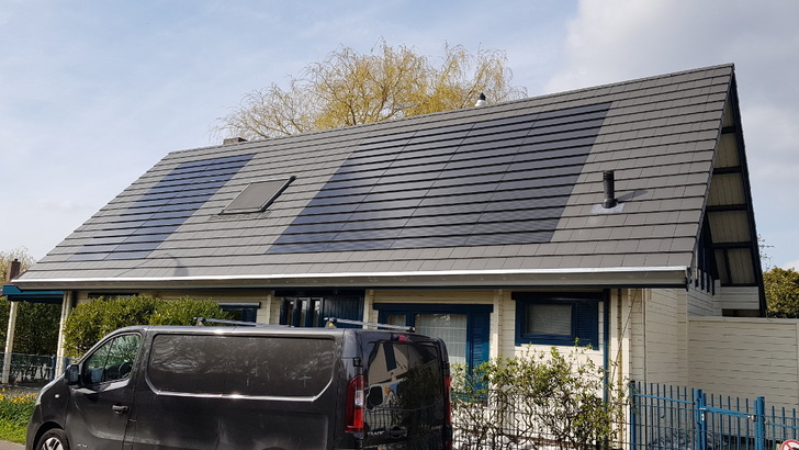 Die solaren Dachziegel von Nelskamp lassen sich mit den konventionellen Dacheindeckungen kombinieren. So kann die Anlage optimal ausgelegt werden. - © DZW Nelskamp
