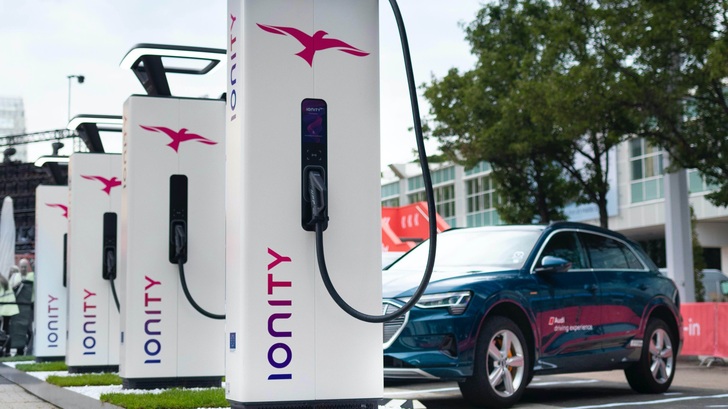 Die neue Generation seiner HPC-Ladesäule mit LED-Leuchtring auf der Autoschau IAA.