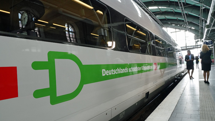 Die Deutsche Bahn will ihren Ökostromanteil am Fahrstrom für die Züge auch mit eigenen Solarparks erhöhen. - © Deutsche Bahn/Volker Emersleben
