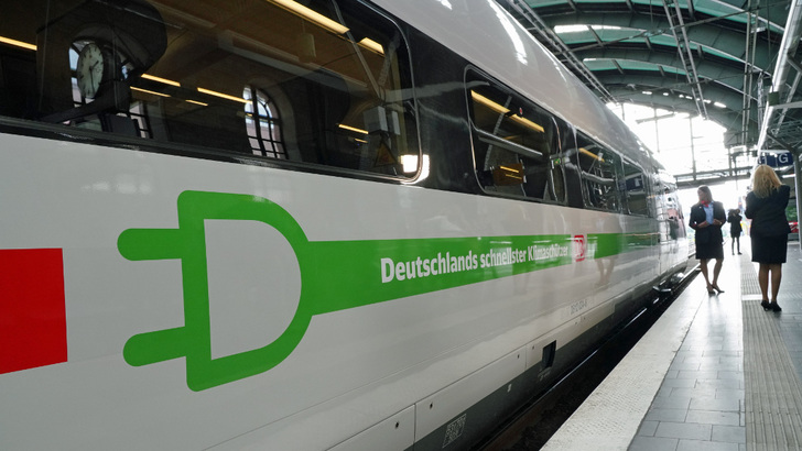 Die Deutsche Bahn will ihren Ökostromanteil am Fahrstrom für die Züge auch mit eigenen Solarparks erhöhen.