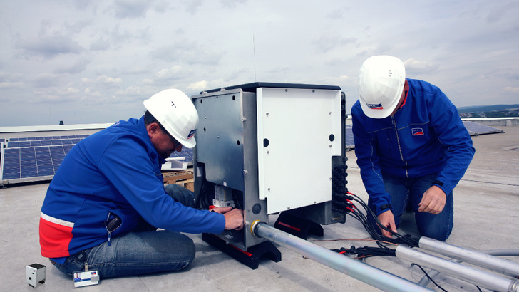 Leichtere Wechselrichter auf Basis von Siliziumkarbid senken nicht nur die Kosten der Solaranlage. Sie sind auch eine Erleichterung für die Installateure.