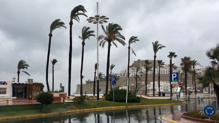 Die Stadt Peníscola: Das Sturmtief Gloria brachte hohe Wellen und viel Regen.