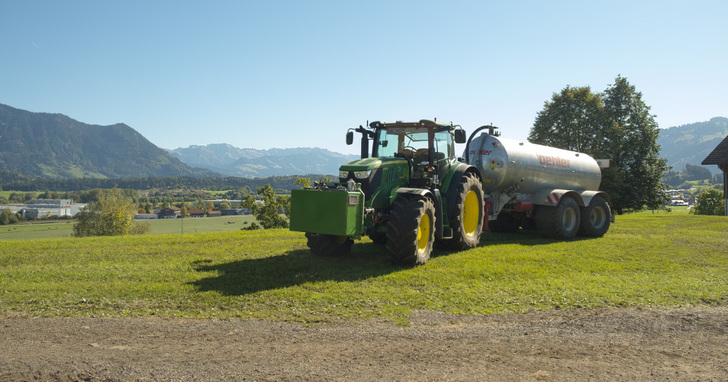 Die ersten elektrisch angetriebenen Nutzfahrzeuge, Traktoren, Busse und Schiffe sind entwickelt. Bisher fehlen aber Normen und Standards für die Ladesysteme. Das soll sich ändern.
