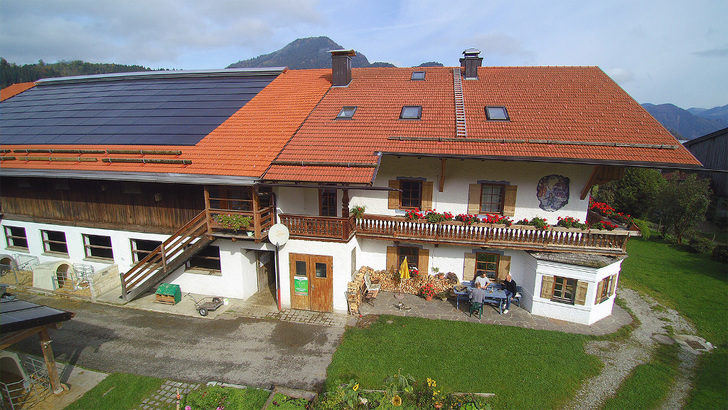 Die Solaranlage wurde in die Dachhaut integriert.