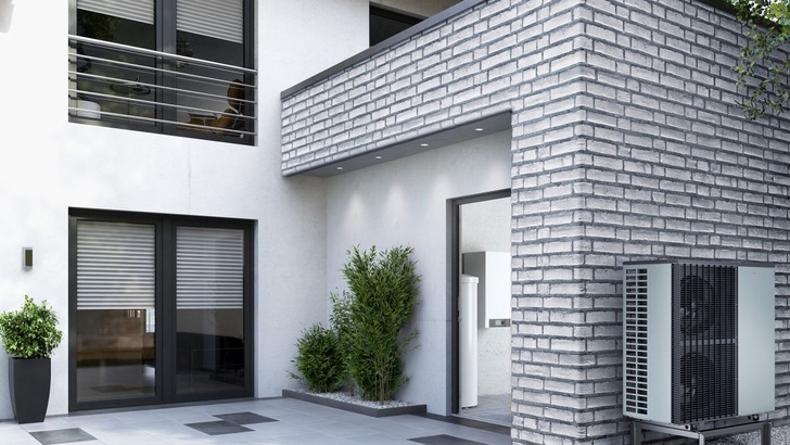 Splitgerät einer Luft-Wasser-Wärmepumpe am Einfamilienhaus.