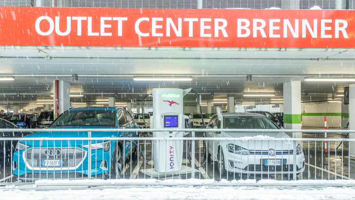 Die Ladesäule hat vier Anschlusspunkte für E-Fahrzeuge. - © Ionity
 Die Ladesäule hat vier Anschlusspunkte für E-Fahrzeuge.