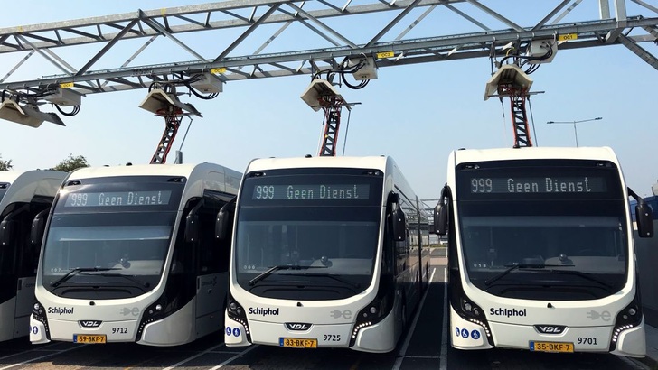 Per Oberleitung werden die E-Busse mit 450 Kilowatt betankt. - © Connexxion
