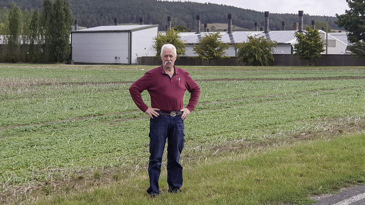 Dieser Landwirt in Thüringen profitiert vom Sonnenstrom von den eigenen Dächern - ohne eigene Investition..