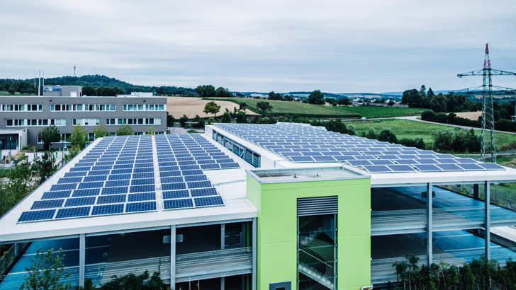 Parkhäuser für die Belegschaft oder Kunden bieten große Solarflächen. - © Wirsol
