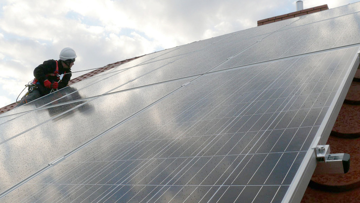 Der Bau von Photovoltaikanlagen hängt nicht nur von der technischen MAChbarkeit ab. Viel mehr Probleme bereiten die rechtlichen Rahmenbedingungen.
