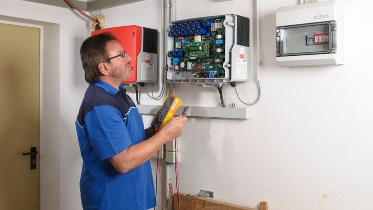 Die Elcom hat entschieden, dass auch kleinere Anlagen mit Möglichkeiten zur kontrollierten Netztrennung ausgerüstet sein müssen. - © TÜV Rheinland
 Die Elcom hat entschieden, dass auch kleinere Anlagen mit Möglichkeiten zur kontrollierten Netztrennung ausgerüstet sein müssen.