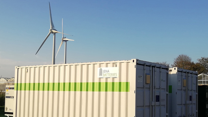 Die Redox-Flow-Batterien werden anschlussfertig in Containern geliefert.