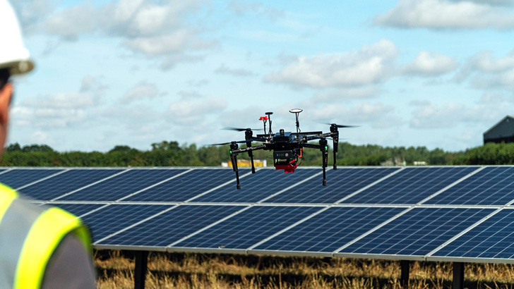 Drohnen werden zur Betriebsüberwachung von Solarparks immer wichtiger. - © Ucair/Above
