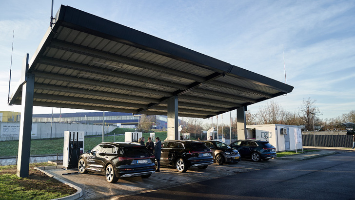 Während der Tests an den Ladestationen in Duisburg. - © Innogy
 Während der Tests an den Ladestationen in Duisburg.