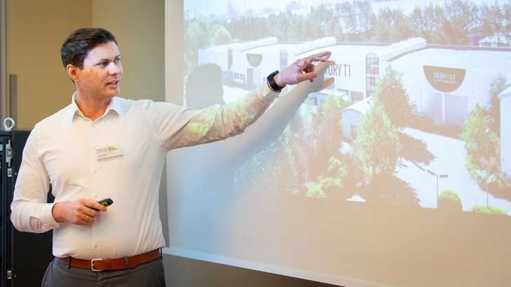 Technikchef Simon Schandert zeigt die neue Gigafabrik von Tesvolt in Wittenberg — bei Bedarf kann sie noch erweitert werden.