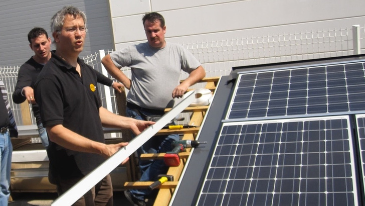 Jojakim Sames und seine Mitarbeiter bei der Installation einer Anlage.