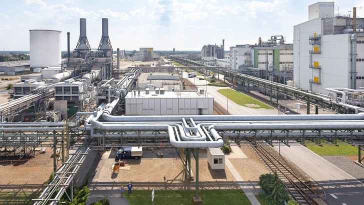 Der Standort in Schwarzheide nutzt ein Gas- und Dampfturbinenkraftwerk, das nach dem Prinzip der Kraft-Wärmekopplung arbeitet. - © BASF
