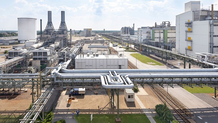Der Standort in Schwarzheide nutzt ein Gas- und Dampfturbinenkraftwerk, das nach dem Prinzip der Kraft-Wärmekopplung arbeitet.