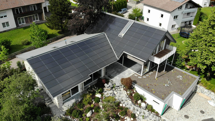Durch die vollflächige Eindeckung des Daches mit Solarmodulen entsteht eine einheitliche Optik, die der Gebäudeästhetik zugute kommt. - © Ernst Schweizer AG
