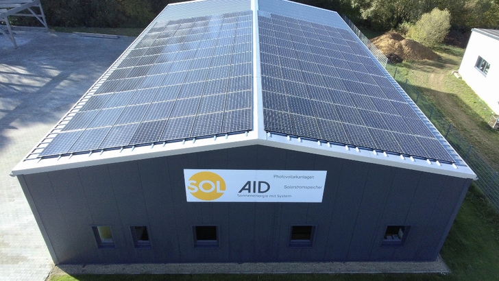 Das neue Firmengebäude von Sol Aid kommt zwar mit einem schlichten Äußeren daher. Das Energiekonzept hat es aber in sich. - © Sol Aid
