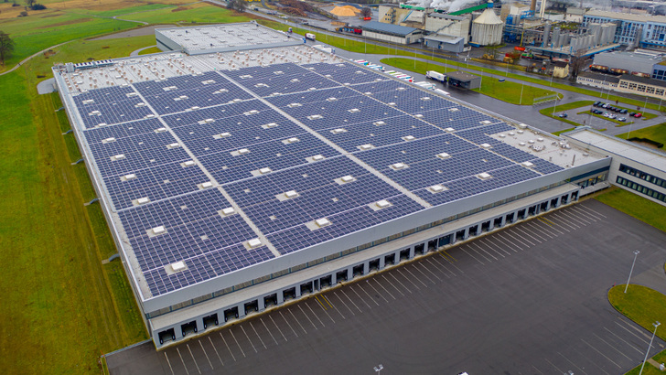 45.000 Quadratmeter Fläche nimmt die Anlage auf dem Dach des Verteilzentrums von Aldi Suisse in Perlen ein.