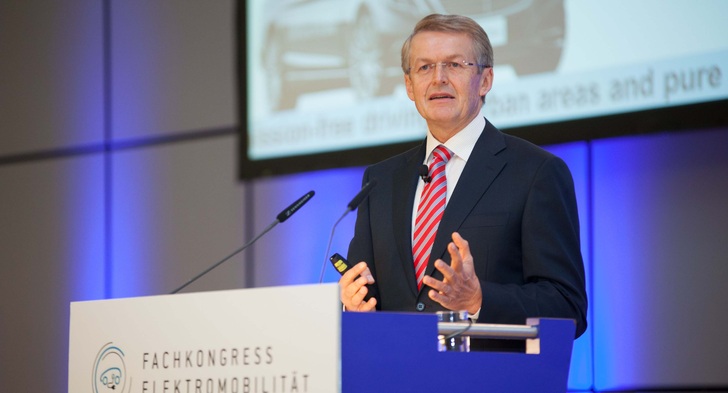 Prof. Thomas Weber, R&D-Vorstands der Daimler AG, auf dem Kongress zu Elektromobilität in Frankfurt auf der IAA. - © VDA
