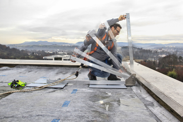 Der Geländerpfosten wird aus dem vorgefertigten Pfostenmodul in die gewünschte Neigung nach oben geklappt. Links: Pfostenausleger mit Kunststoffplatte.