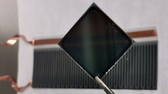 Hauchfeine, semitransparente Tandemzelle aus GIGS und Perovskit.