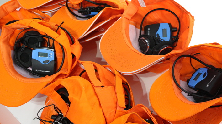 Unverzichtbare Utensilien für die Touren in München: Mütze und Audioset.