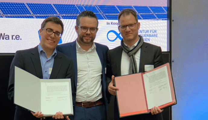 Die Vertragsunterzeichnung (von links): Pascal Lang (EnergieGenossenschaft Innsalzach eG), Christoph Strasser ( Geschäftsführer MaxSolar) und Armin Komenda ( Vorstand EWS Schönau).