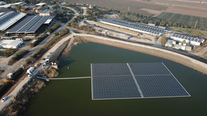 Eine schwimmende Photovoltaikanlage mit 1.300 Modulen in Israel.