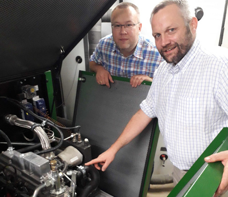 Sebastian Poensgen und David Muggli von der Priogo AG in Zülpich haben das BHKW mit bereits bestehenden Solaranlagen kombiniert.