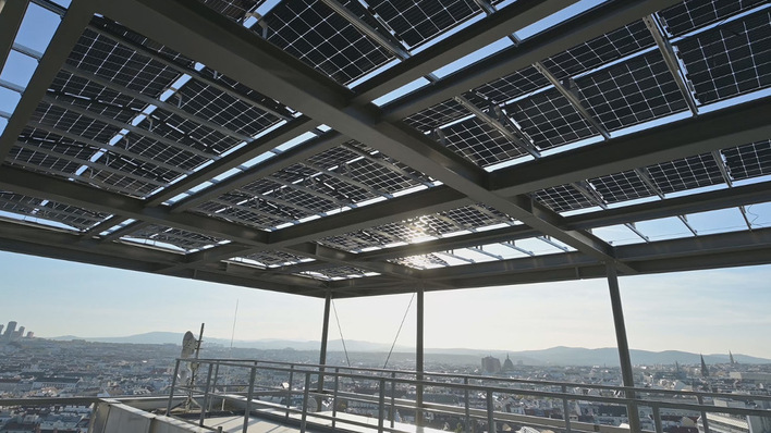 Die Solaranlage ist gleichzeitig die Überdachung für das Ocean Sky Café. Sie sorgt für eine einzigartige Lichtstimmung und Schutz vor Sonne.