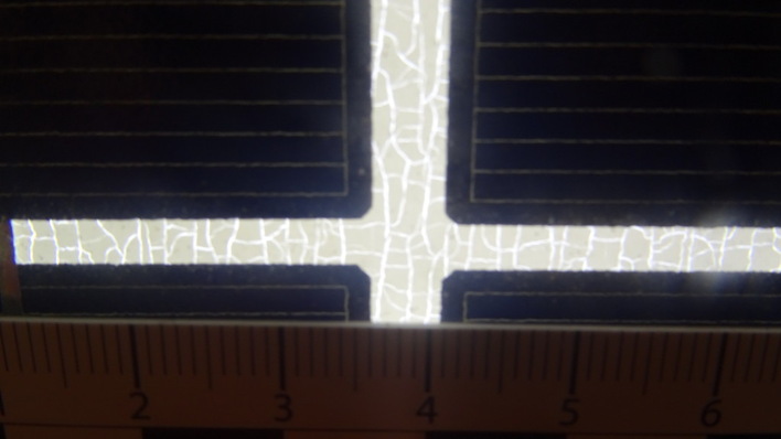 Die Durchleuchtung dieses Schadmoduls zeigt feine Haarrisse in der Folie auf der Rückseite.