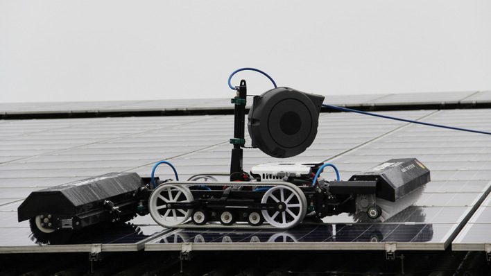 Der Reinigungsroboter Hycleaner Black Solar Facelift auf dem Dach des Milchviehbetriebs in Reimershagen.